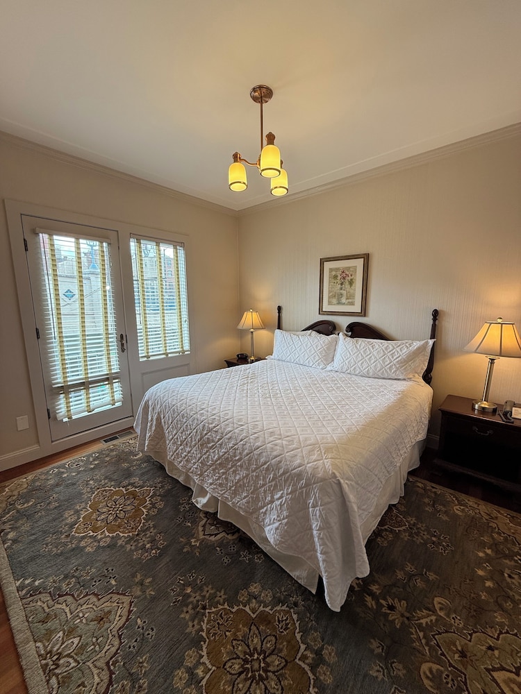 Corporate Suite - ONE QUEEN BED with Juliet Balcony - Penn's Landing Bridge View