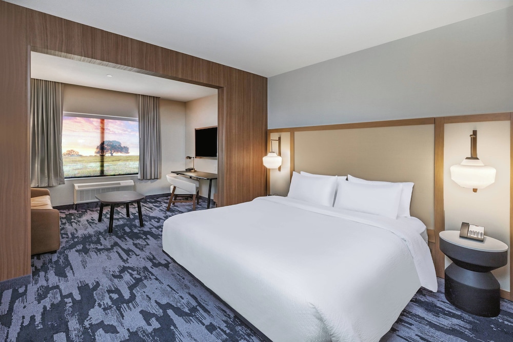 Room, 1 King Bed (Mobility Accessible, Tub)