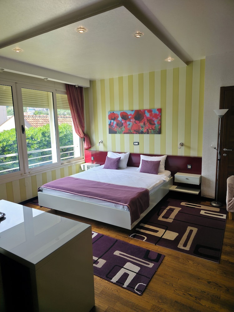 Deluxe Studio, 1 King Bed, Garden View