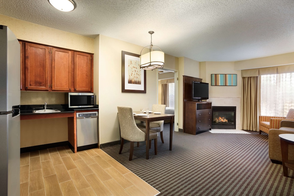 Suite, 1 Queen Bed, Accessible, Bathtub - Photo 4