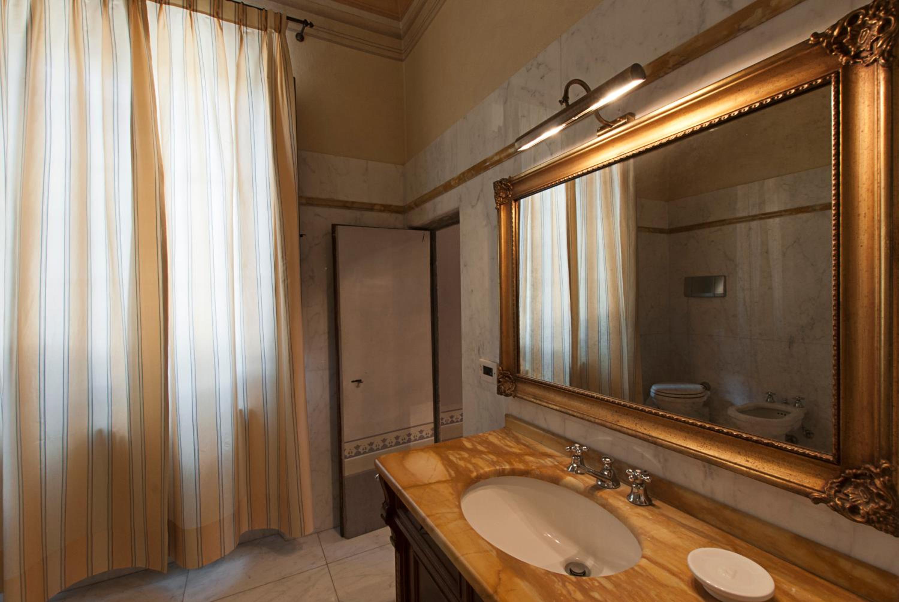 Deluxe Junior Suite photo 3