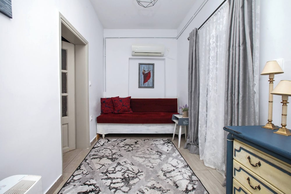 Relax in Elliniko Hidden Gem-vintage Bungalow With Garden and Hot Tub in an Iglo, Billede 14