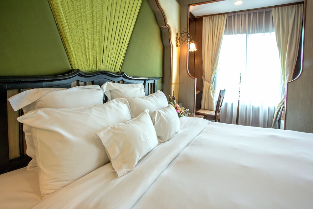 Deluxe Room thumbnail 6