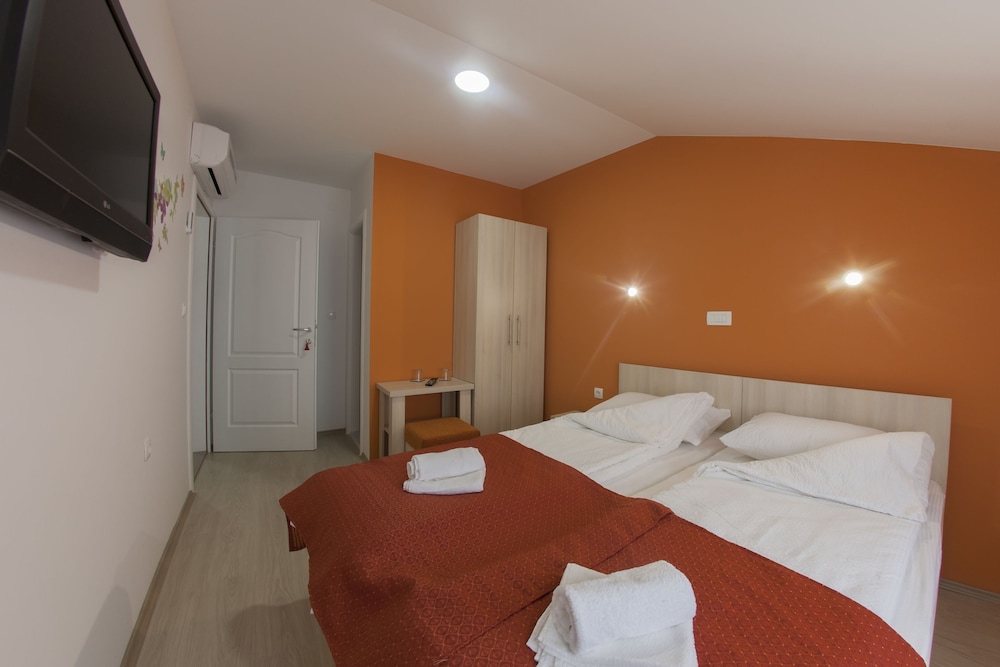Classic Double Room (Orange) photo 3
