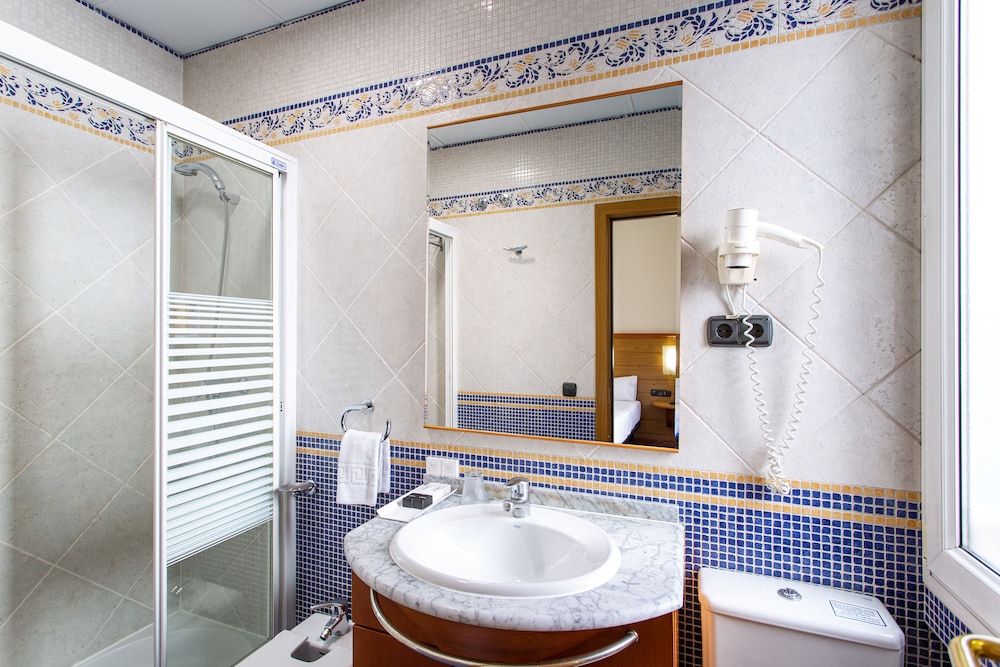 Double or Twin Room (Interior) - Photo 8