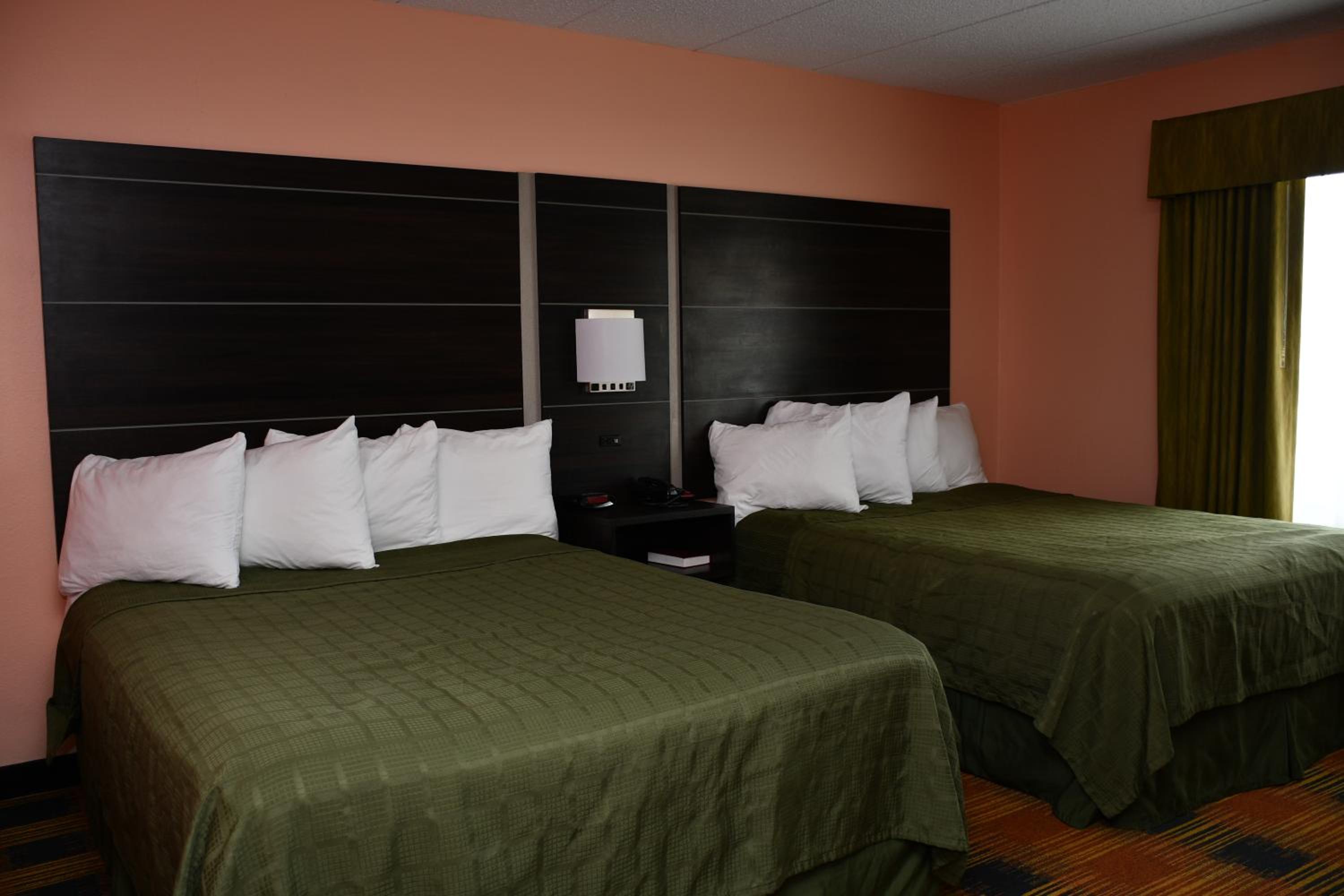 Queen Room with Two Queen Beds - Non-Smoking photo 2