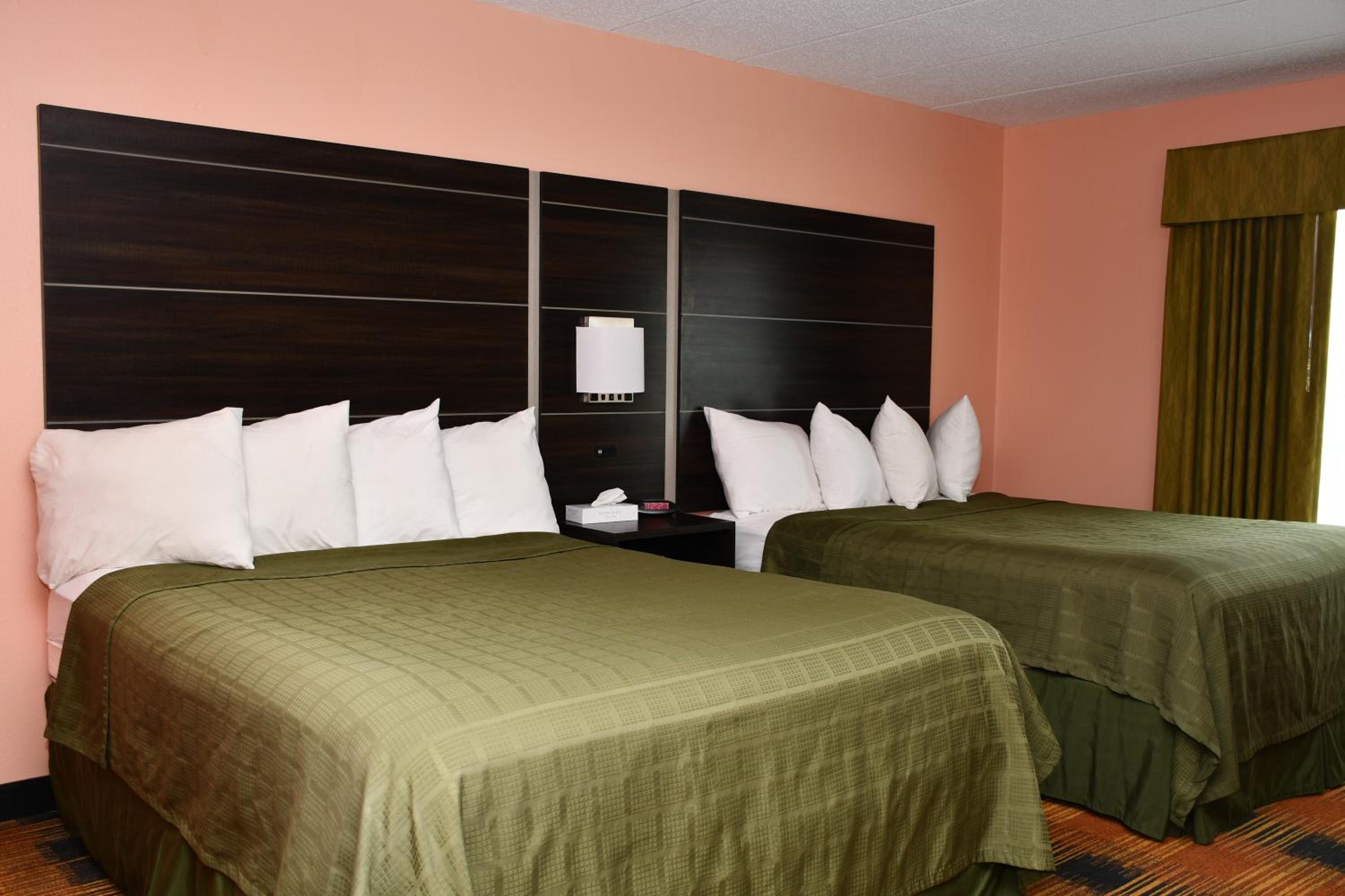 Queen Room with Two Queen Beds - Non-Smoking photo 3