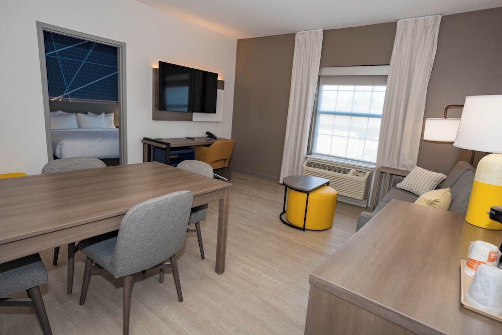 Suite, Non Smoking (2 Queen Beds, Upgrade) - Photo 2