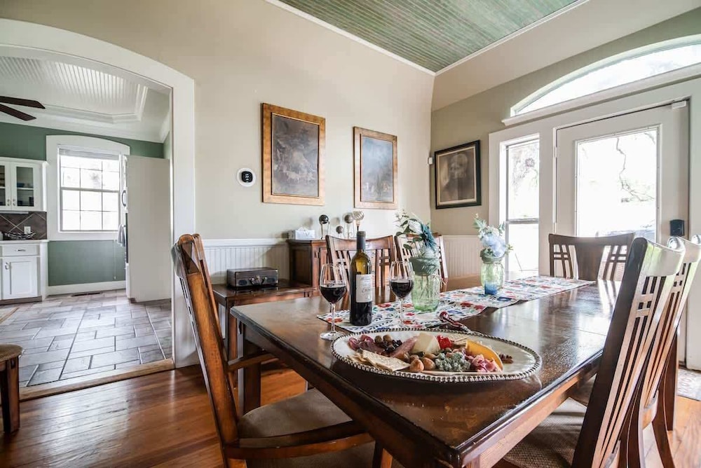 House, Multiple Beds, Patio, Garden View (208 N Avenue G) photo 2