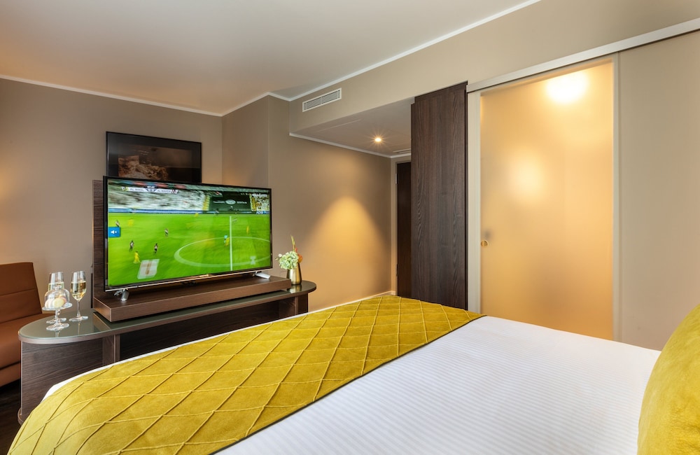 Deluxe Room thumbnail 5