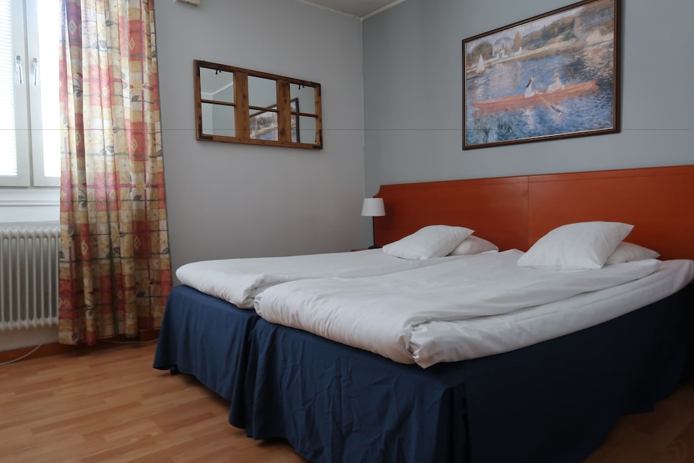 Economy Twin Room, 1 Bedroom, Ensuite (Some noise due to club) photo 3