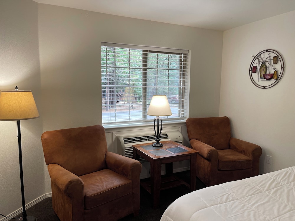 Standard Room, 2 Queen Beds photo 3