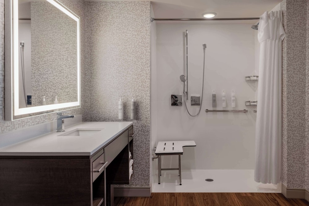 Suite, 1 King Bed, Accessible (Mobility, Roll-In Shower, 2 Room) - Photo 5
