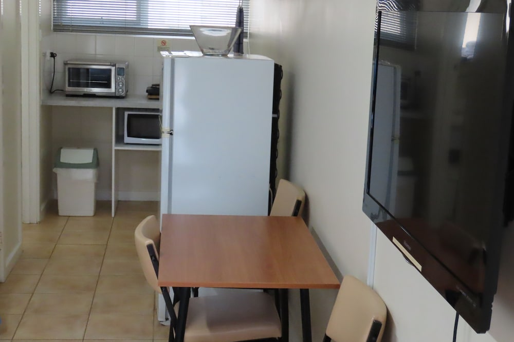 Classic Studio Motel Room (1 Queen and 1 Single Bed) photo 2