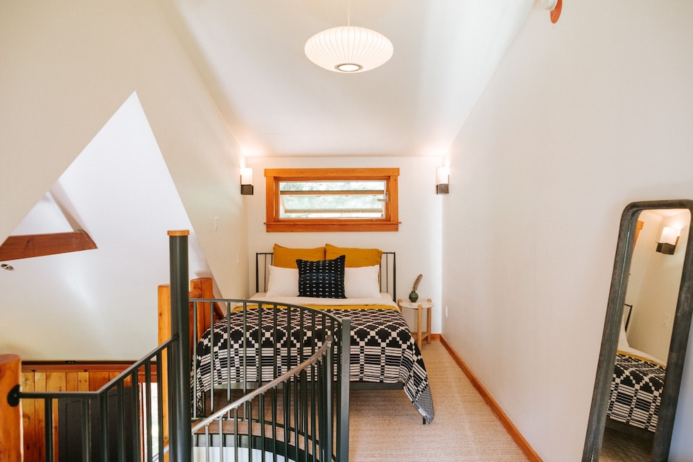 Loft Duplex w/ Deck