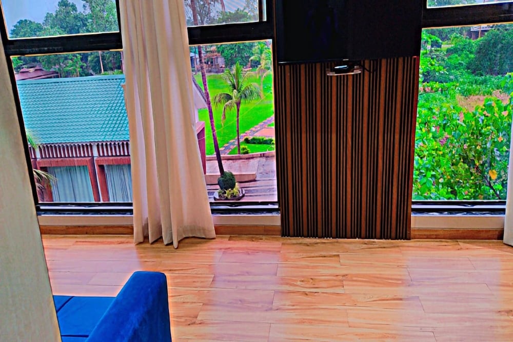 VIP Suite - Photo 2