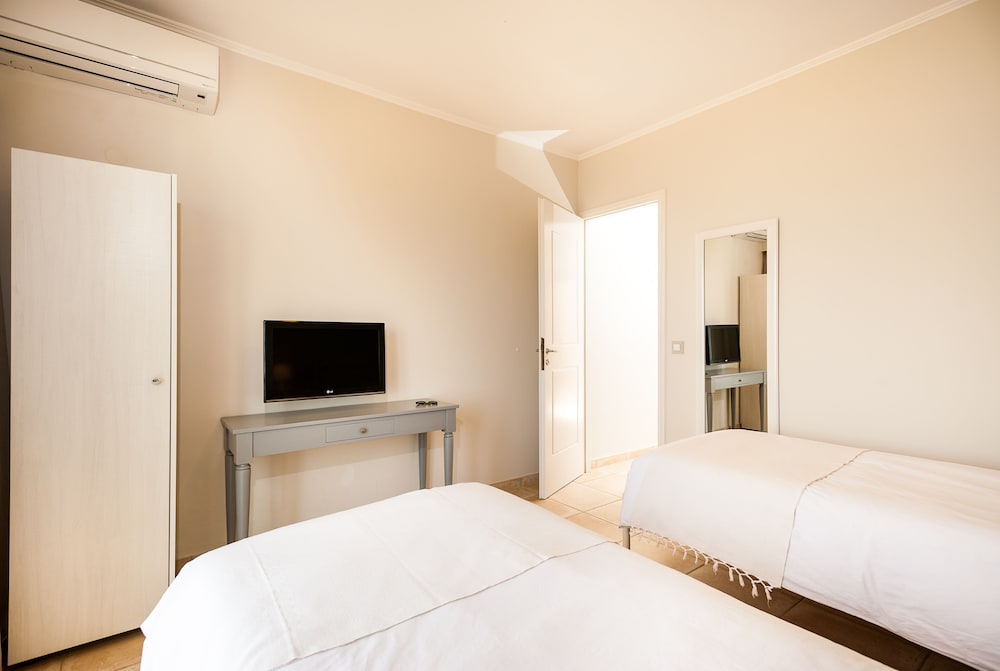 Apartment, 2 Bedrooms, Beachfront photo 3