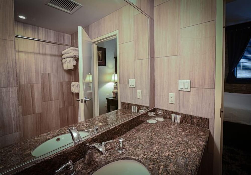 Deluxe Room, 1 King Bed photo 2