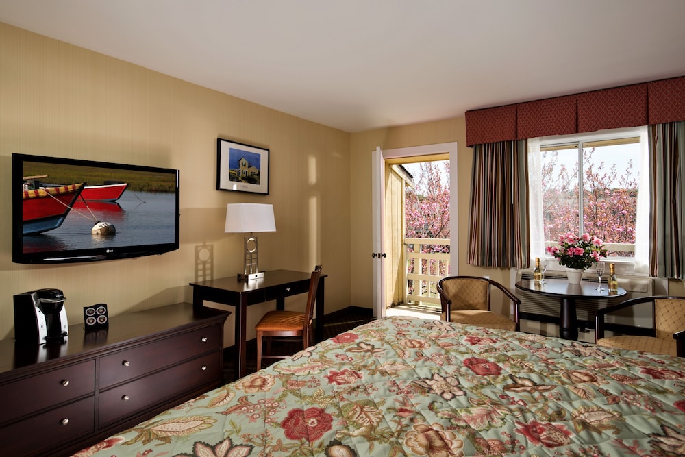 Deluxe Room, 1 King Bed photo 3
