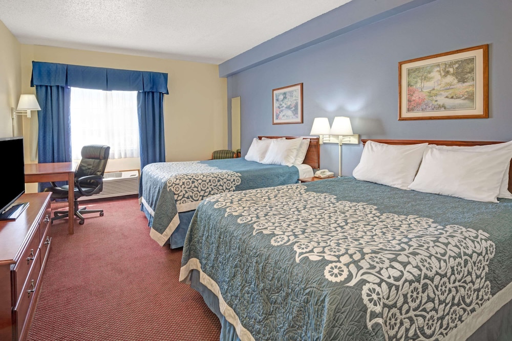 Suite, 2 Queen Beds, Non Smoking, Hot Tub - Photo 1