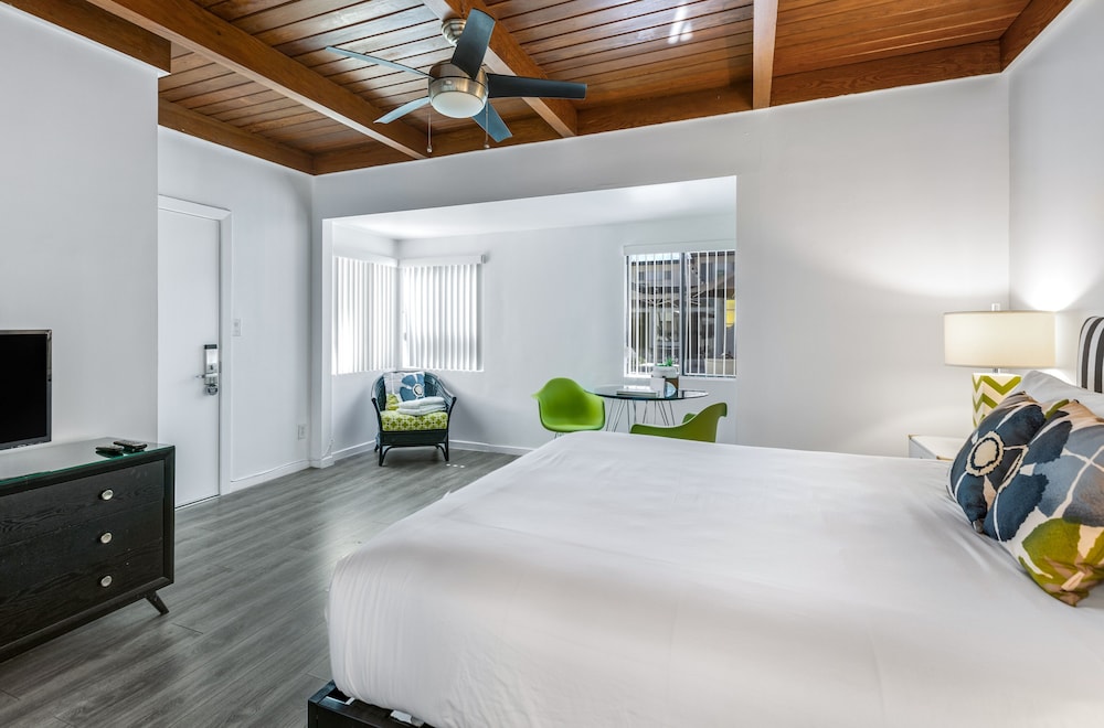 Standard Room, 1 King Bed, Accessible photo 3