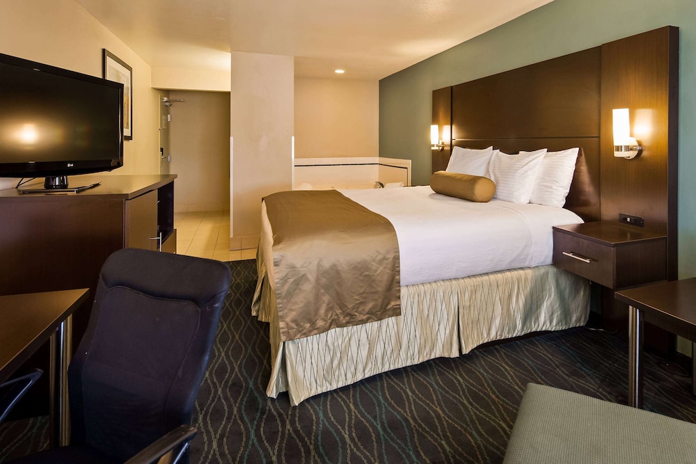 Deluxe Room, 1 King Bed, Non Smoking - Photo 1