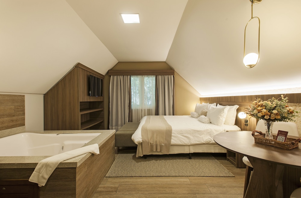 Premium Suite, Multiple Beds, Non Smoking, Bathtub - Photo 5