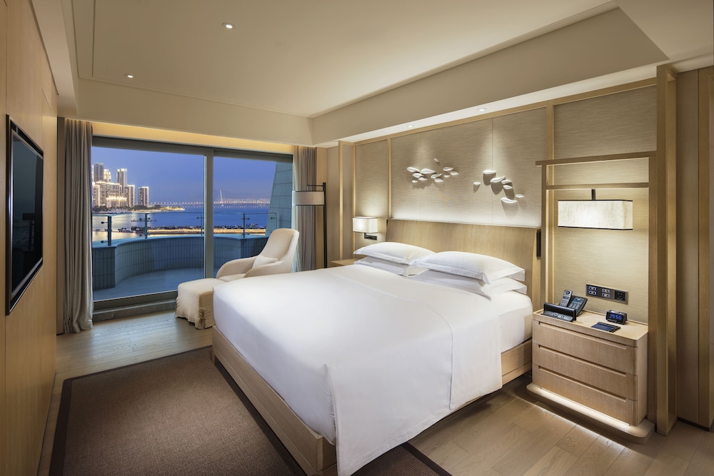 King One Bedroom Suite Nanhai Wing thumbnail 6
