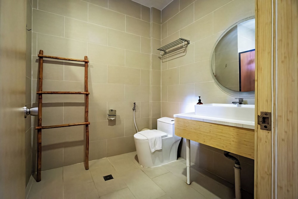 Deluxe Family Room with Direct Pool Access - Photo 6