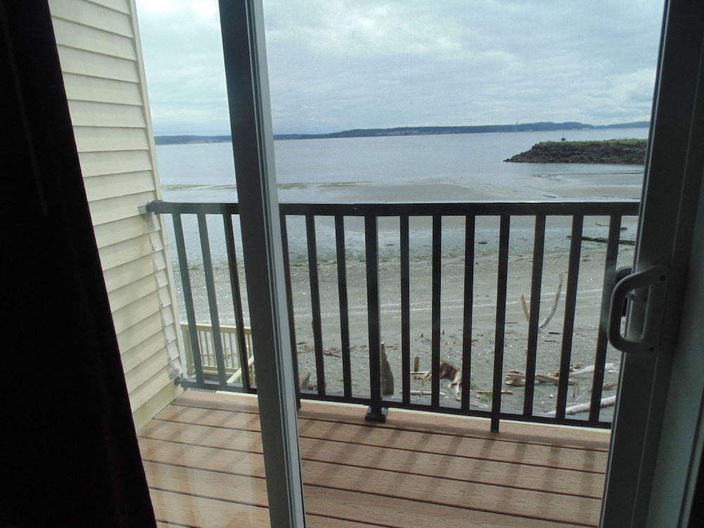 Deluxe Room, 1 King Bed, Balcony, Beach View photo 2