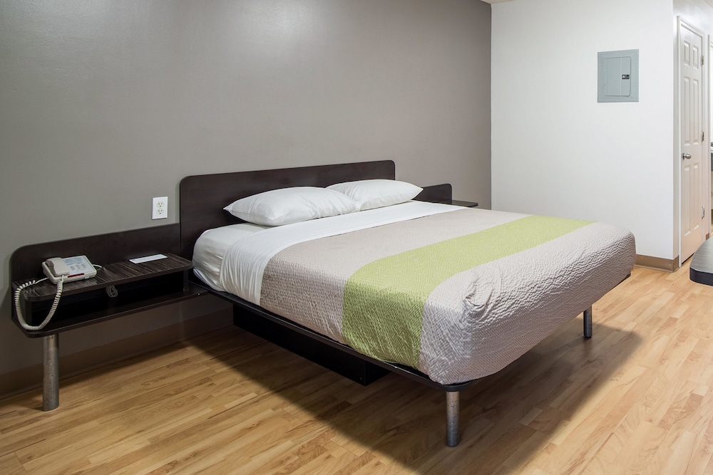 Standard Room, 1 King Bed, Smoking, Refrigerator & Microwave photo 2