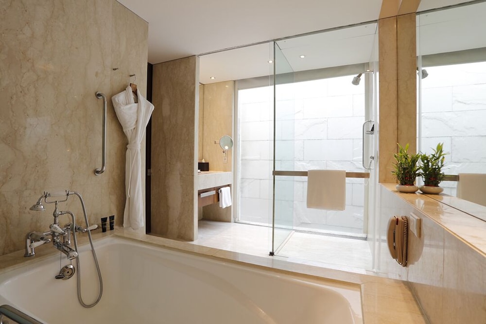 Room, 1 King Bed, Garden View - Photo 11