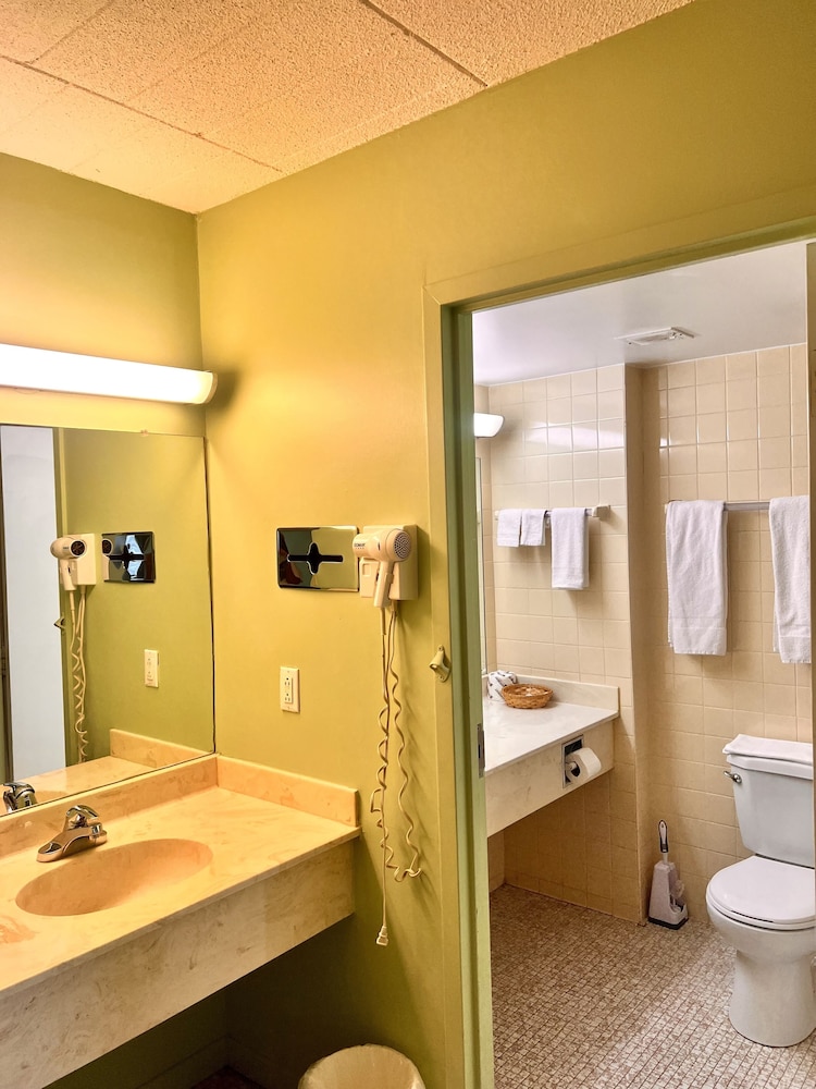 Classic Single Room, 2 Queen Beds photo 2