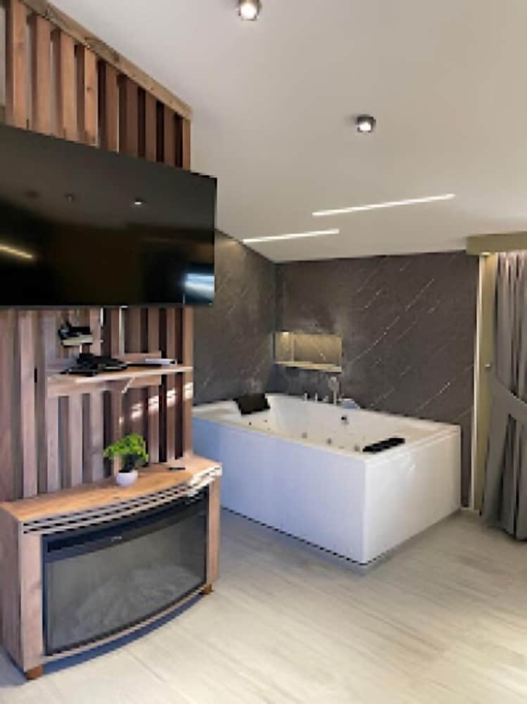 Deluxe Suite, Balcony, Mountain View