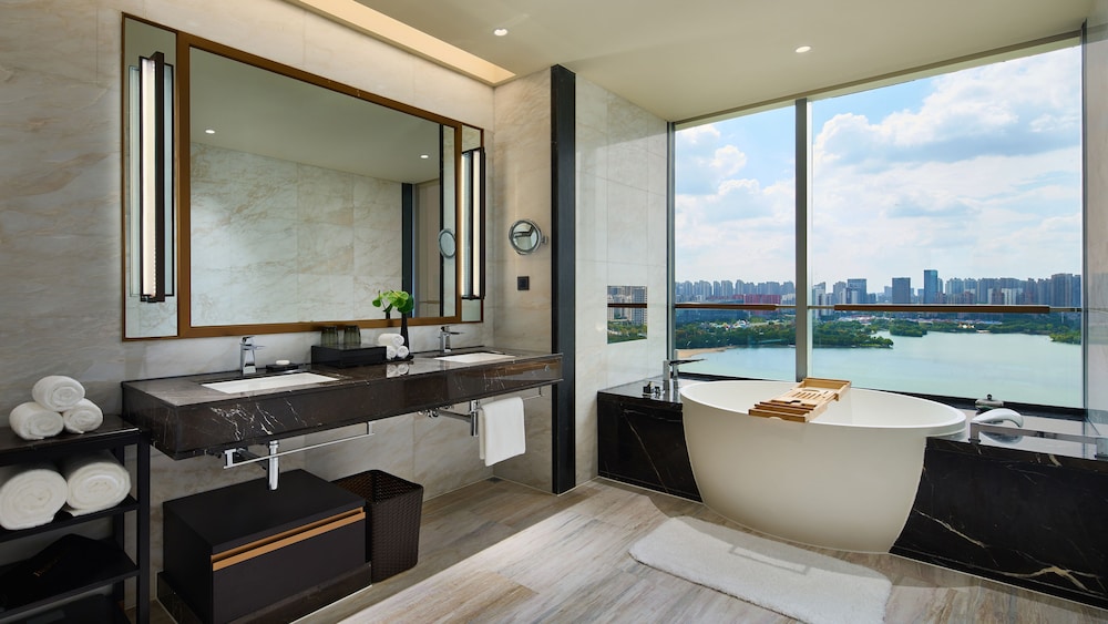 Suite, 1 Bedroom, Club Lounge Access, Lake View photo 3
