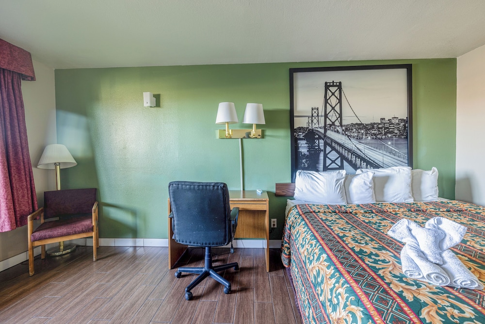 Premium Junior Room with Queen Bed, Non-Smoking - NQ2 - Photo 3