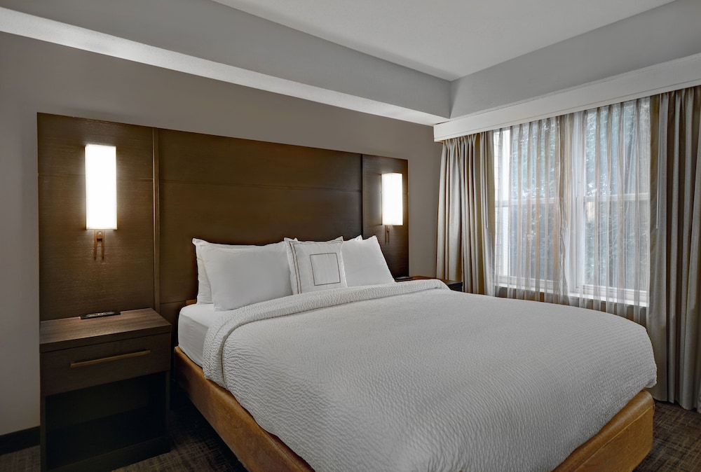 Suite, 2 Bedrooms (Mobility/Hearing Access, Roll-In Shwr) - Photo 1