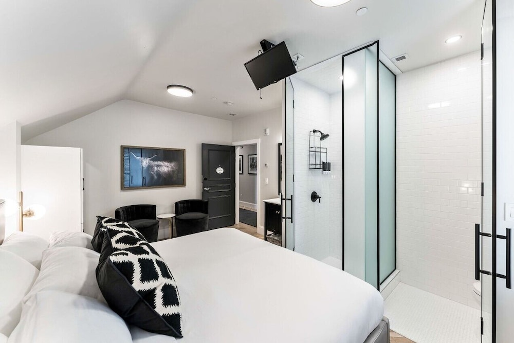Premium Room, 1 King Bed, Non Smoking photo 3