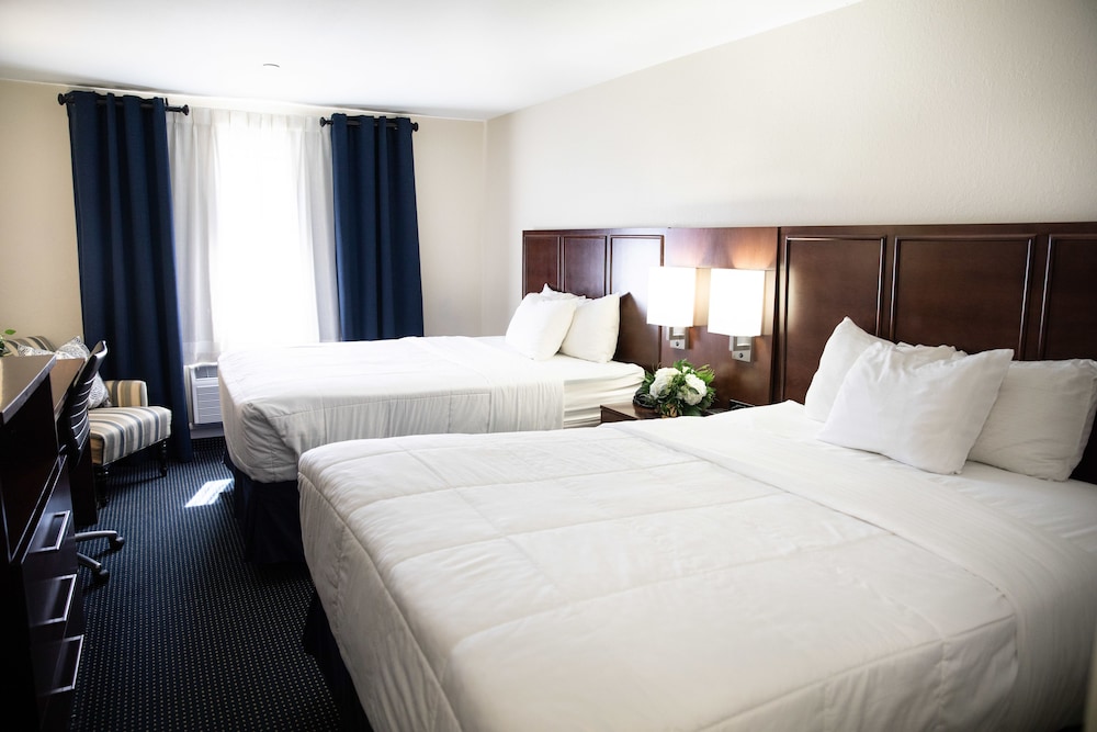 Double Room, 2 Queen Beds, Refrigerator & Microwave