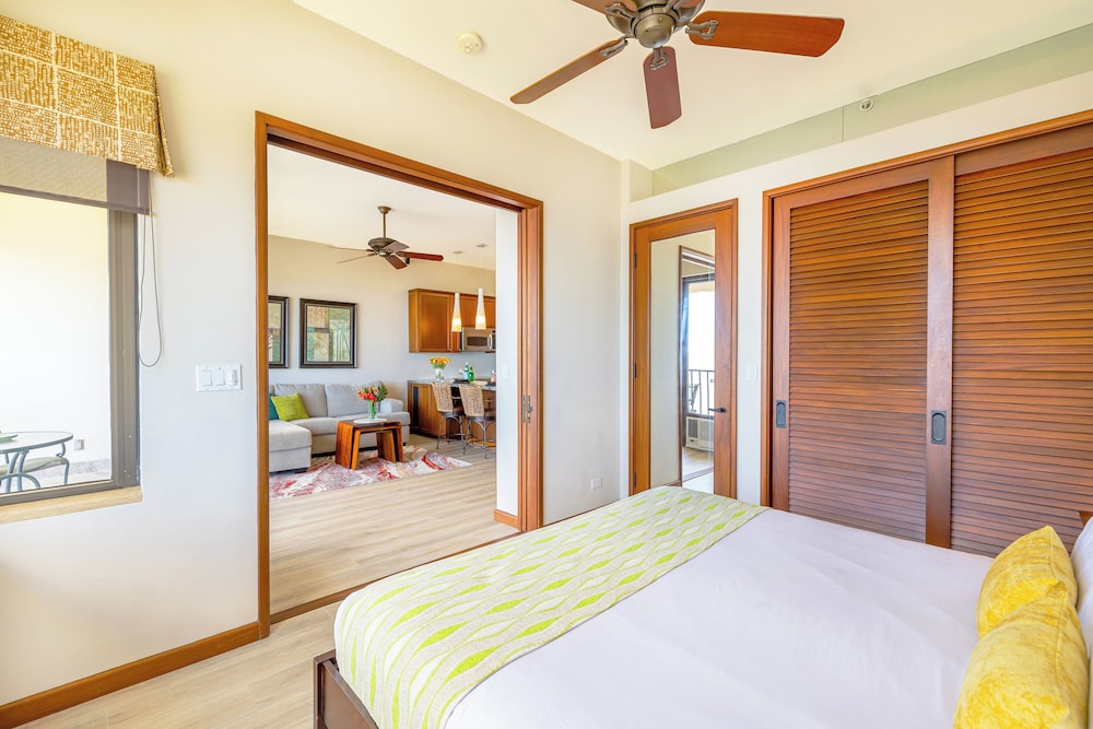 Premium Remodeled Condo with Ocean View and Parking: Premium Suite, 1 King Bed, Balcony, Ocean View (0031) photo