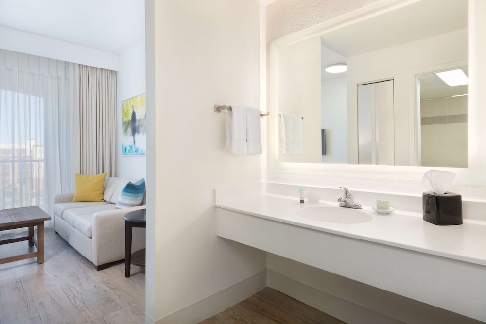 Deluxe Suite, Multiple Beds, Oceanfront photo 3
