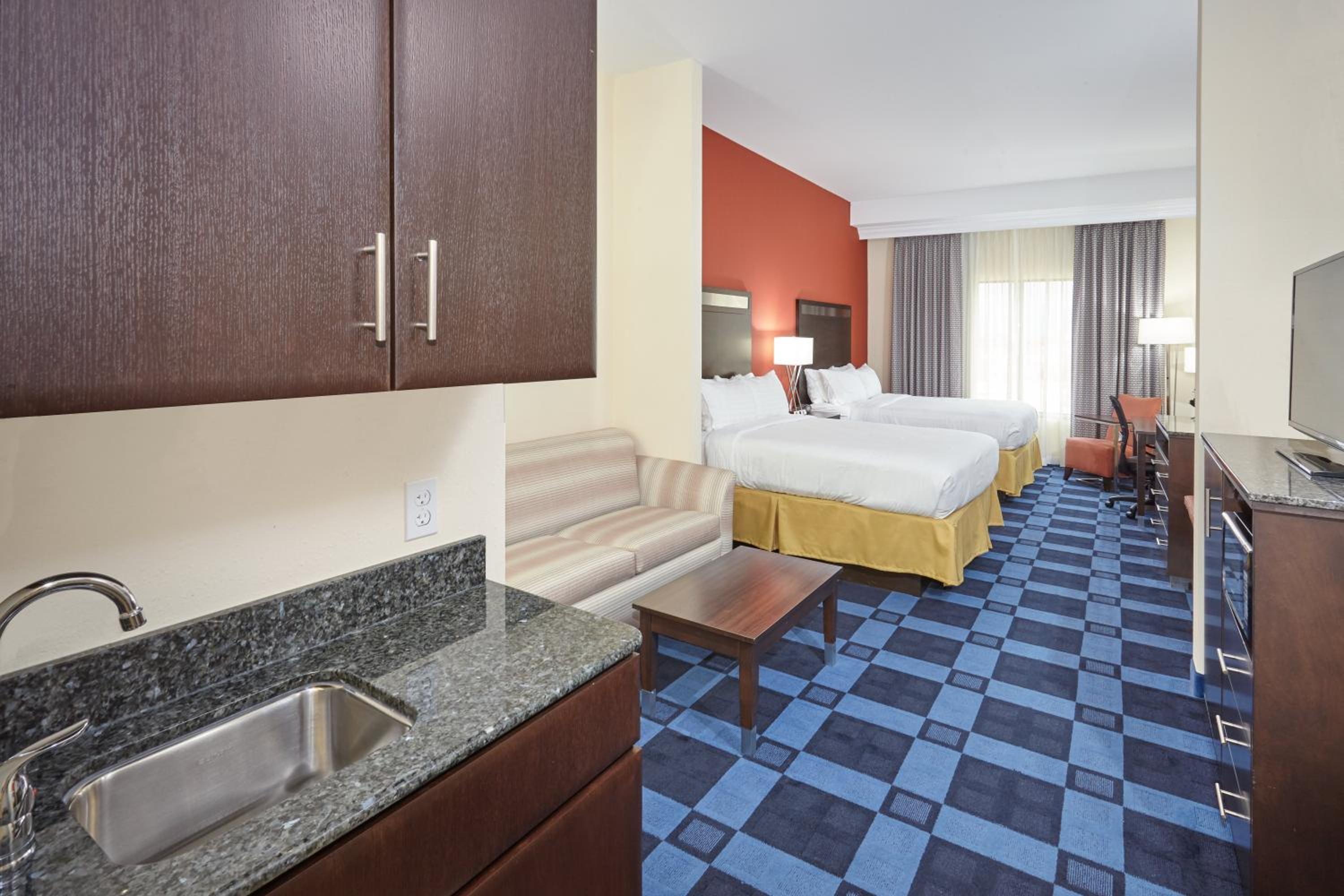 Queen Suite with Two Queen Beds and Sofa Bed photo 3