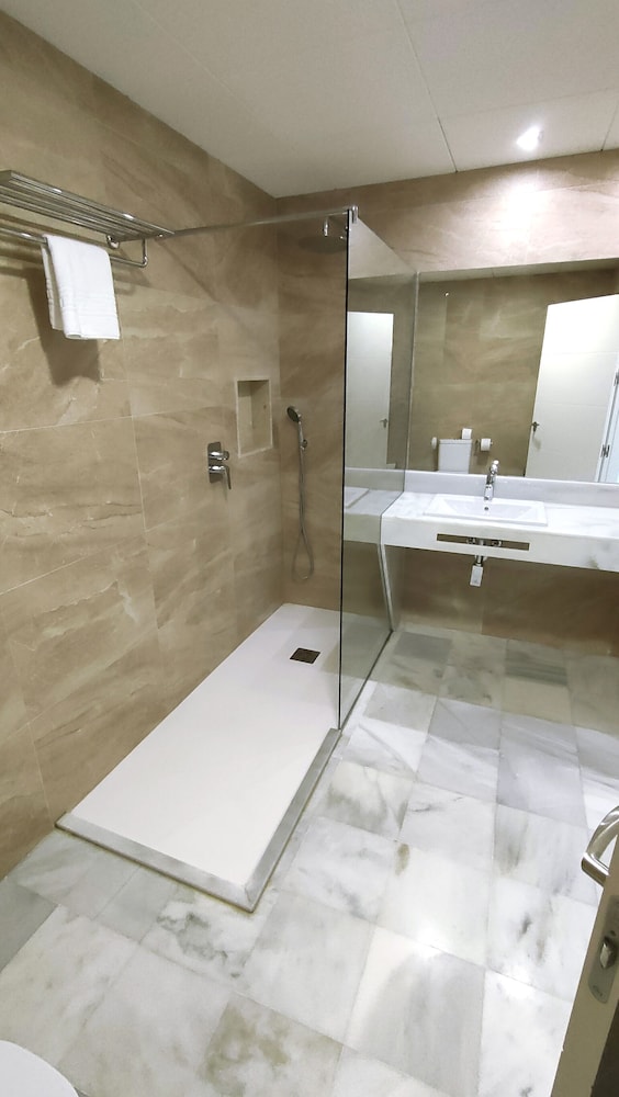 Basic Triple Room photo 2