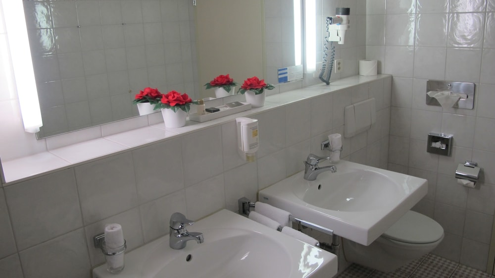 Standard Twin Room - Photo 9