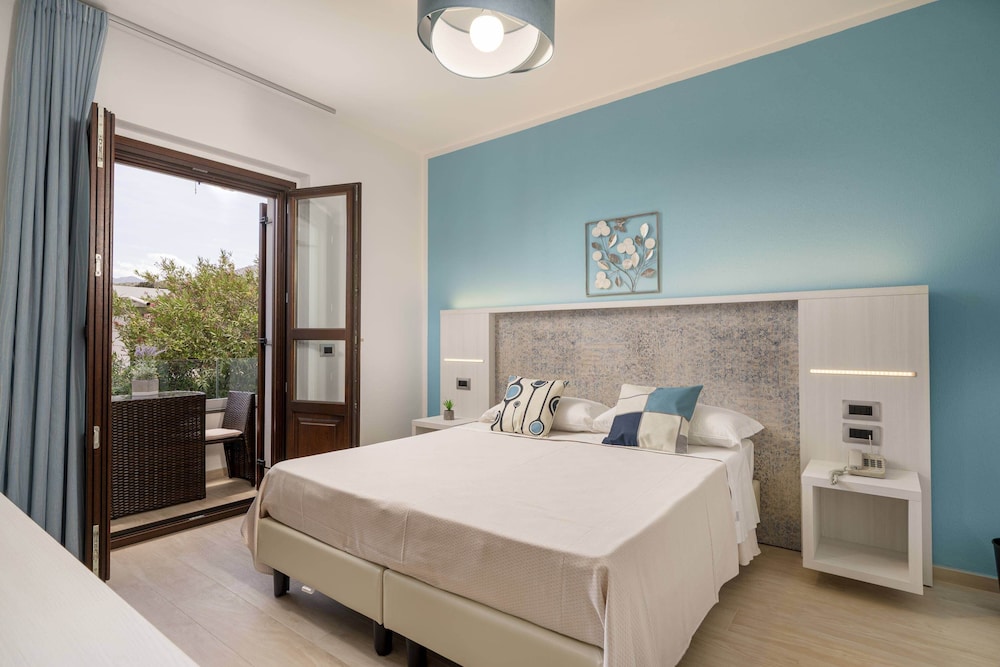 Comfort Room, Balcony, Partial Sea View - Photo 1