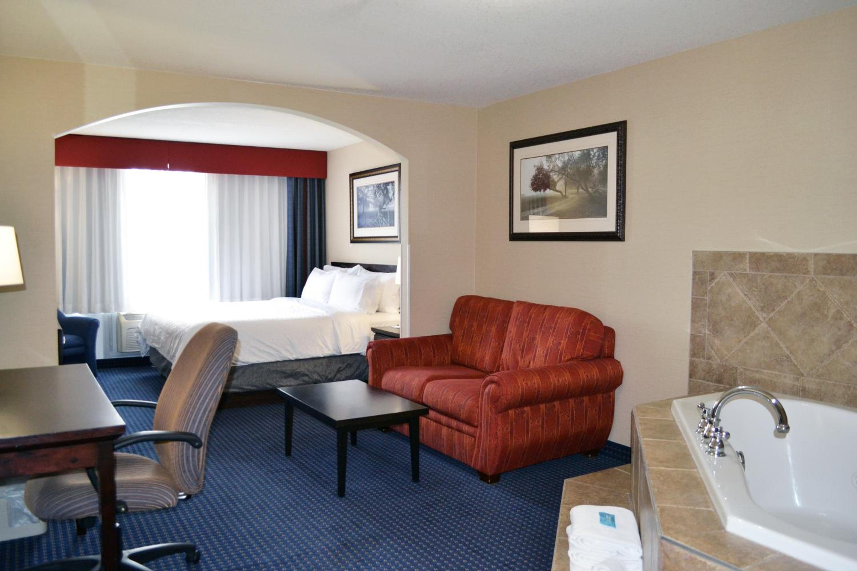 King Suite with Spa Bath - Photo 1