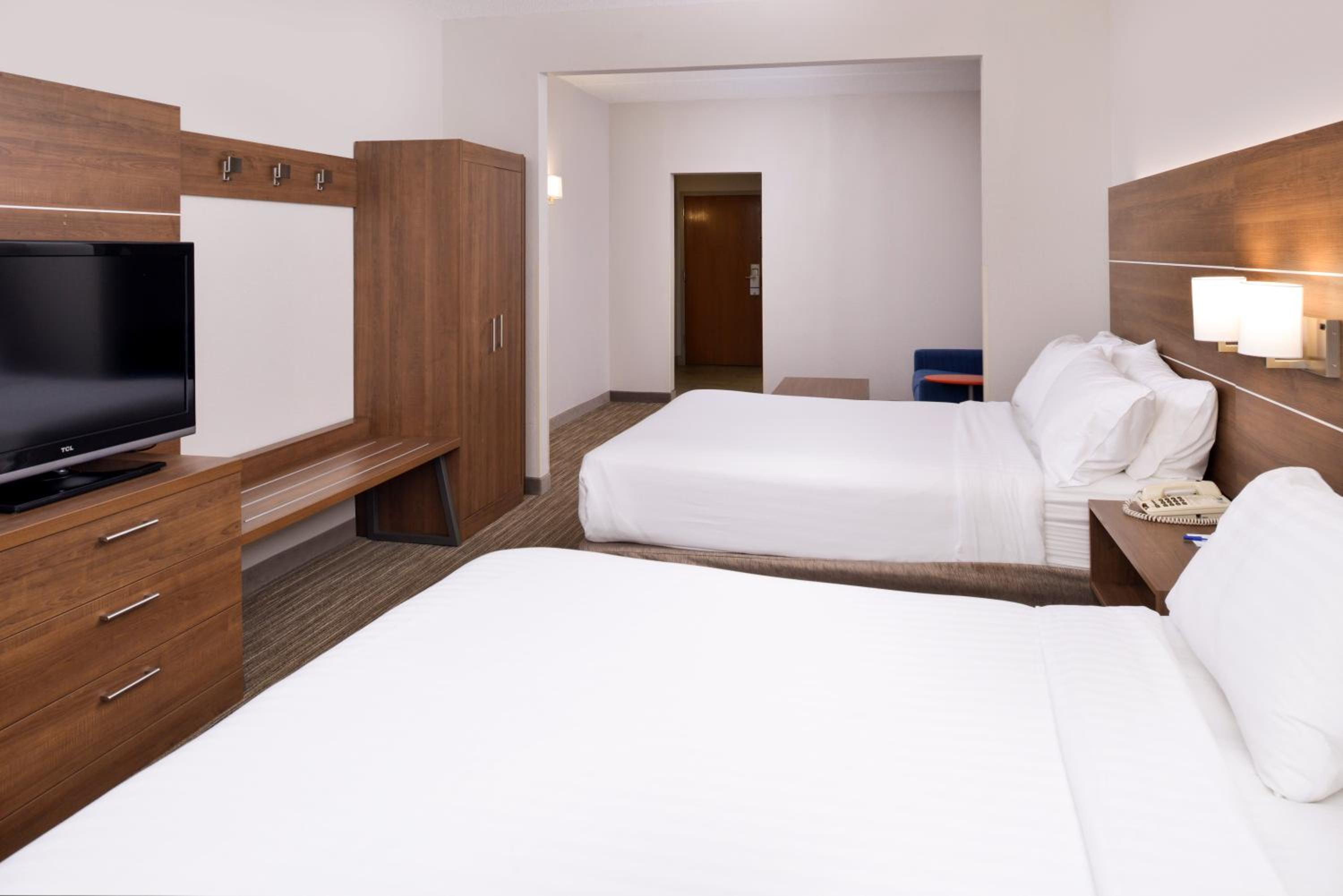 Suite with Two Queen Beds - Photo 3