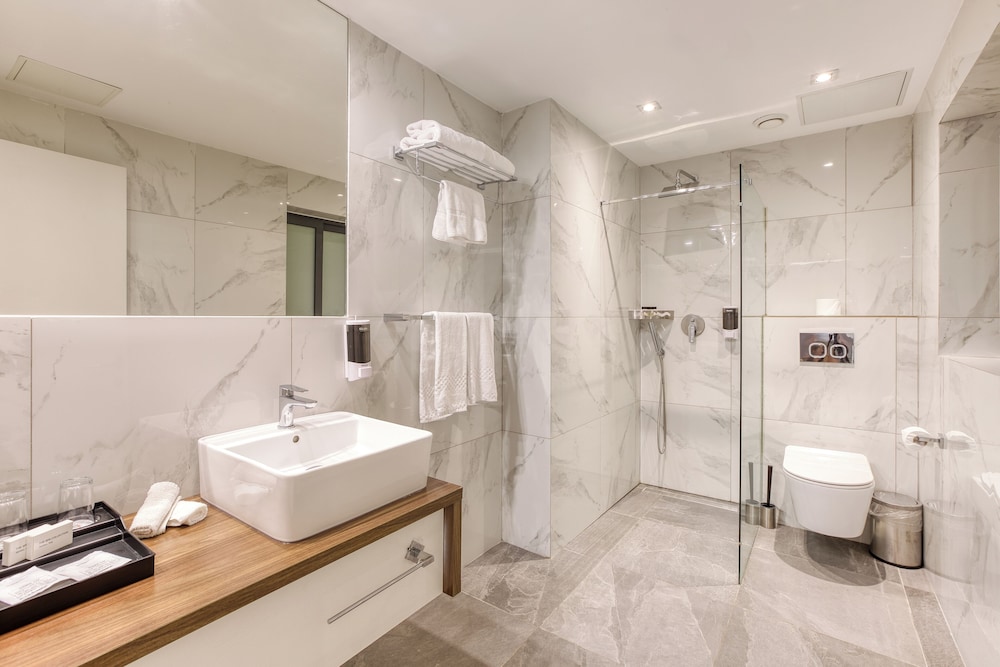 Luxury Suite - Photo 15