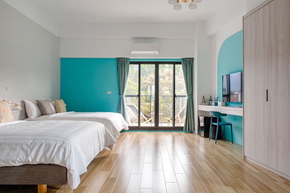 Family Quadruple Room, Bathtub, Lake View photo 2
