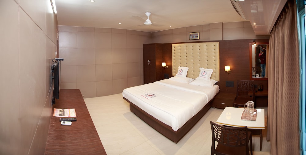 Deluxe Room, 1 King Bed photo 3